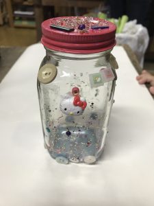 ビンにガラスビーズ遊び