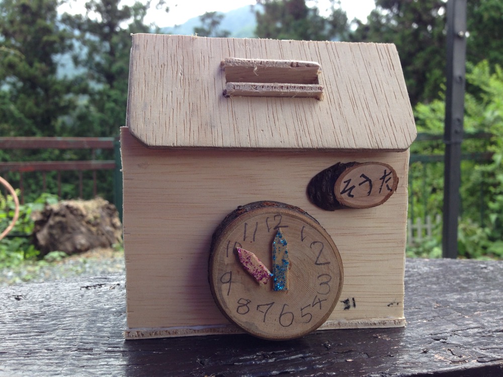木工細工の時計が可愛い貯金箱