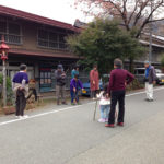 贄川宿油屋前のにぎわい