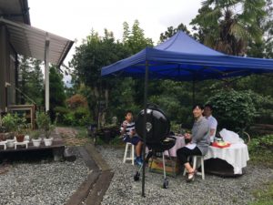 お昼には食材持ち込みのBBQ