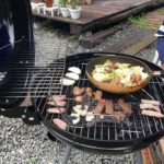 お昼には庭で食材持ち込みのBBQ　肉！