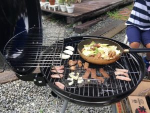 お昼には庭で食材持ち込みのBBQ　肉！