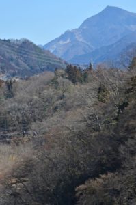 遠くに武甲山、眼下に荒川