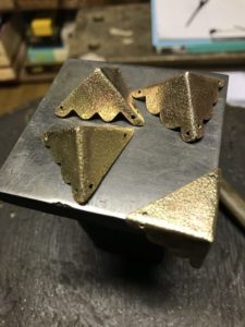 角の金具づくり