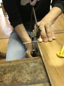 シルバーのリング材を糸鋸で切っています