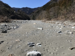 いたづら工作室から降りた川原