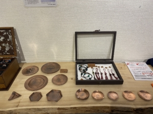 銅のトレイとホタルガラス
