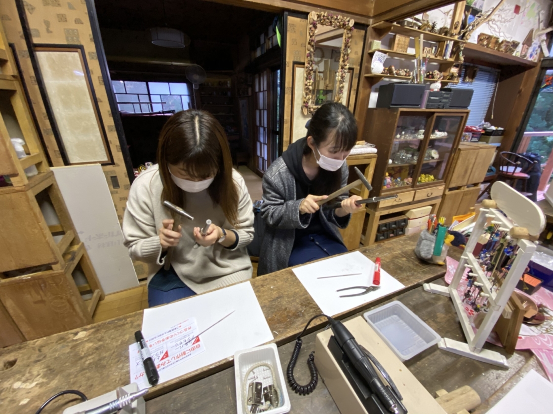 2人並んでコンコンコン