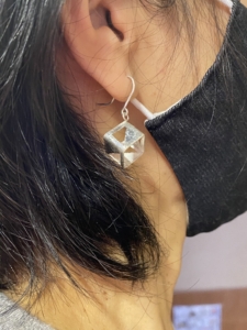 キューブピアス