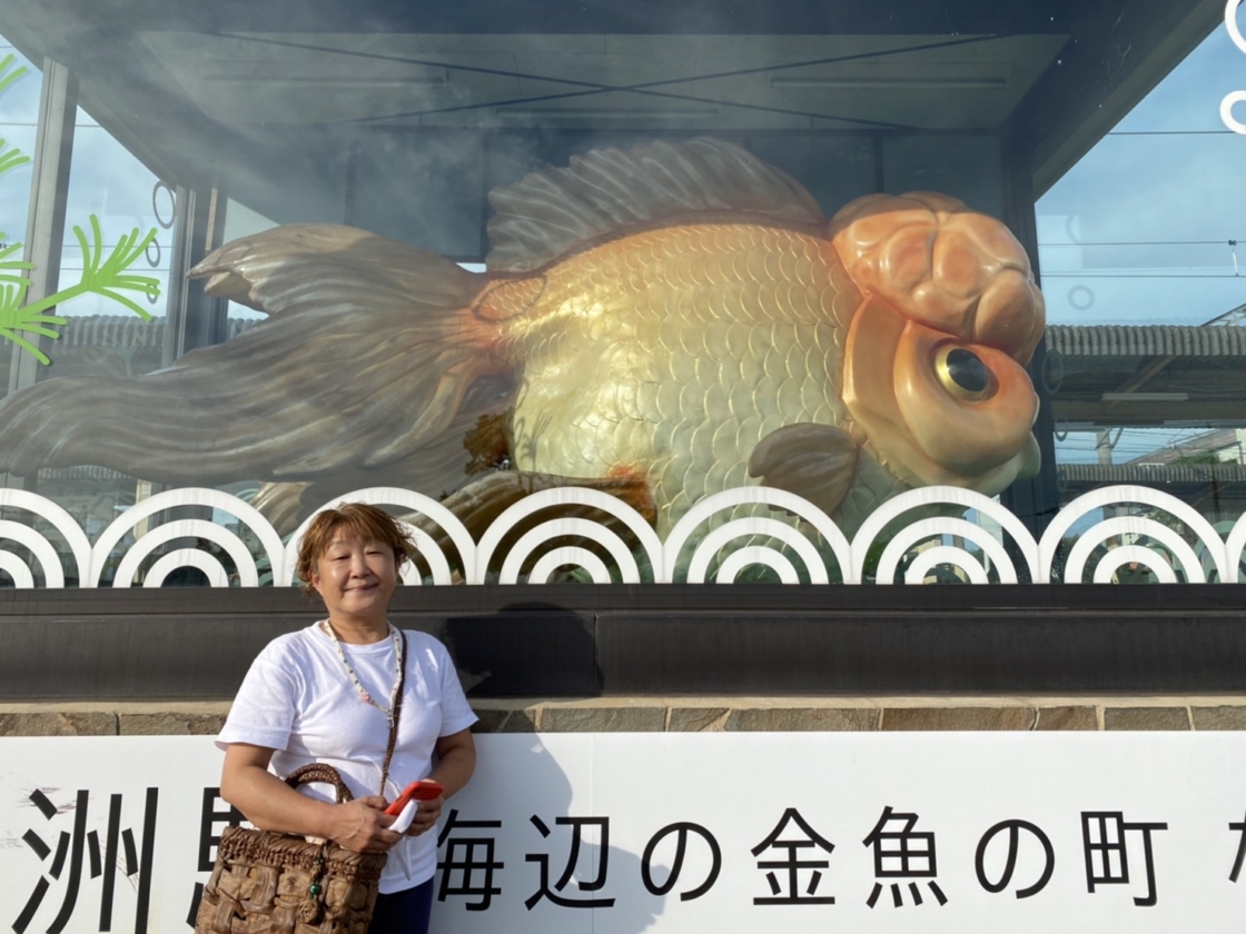 長洲駅前にて