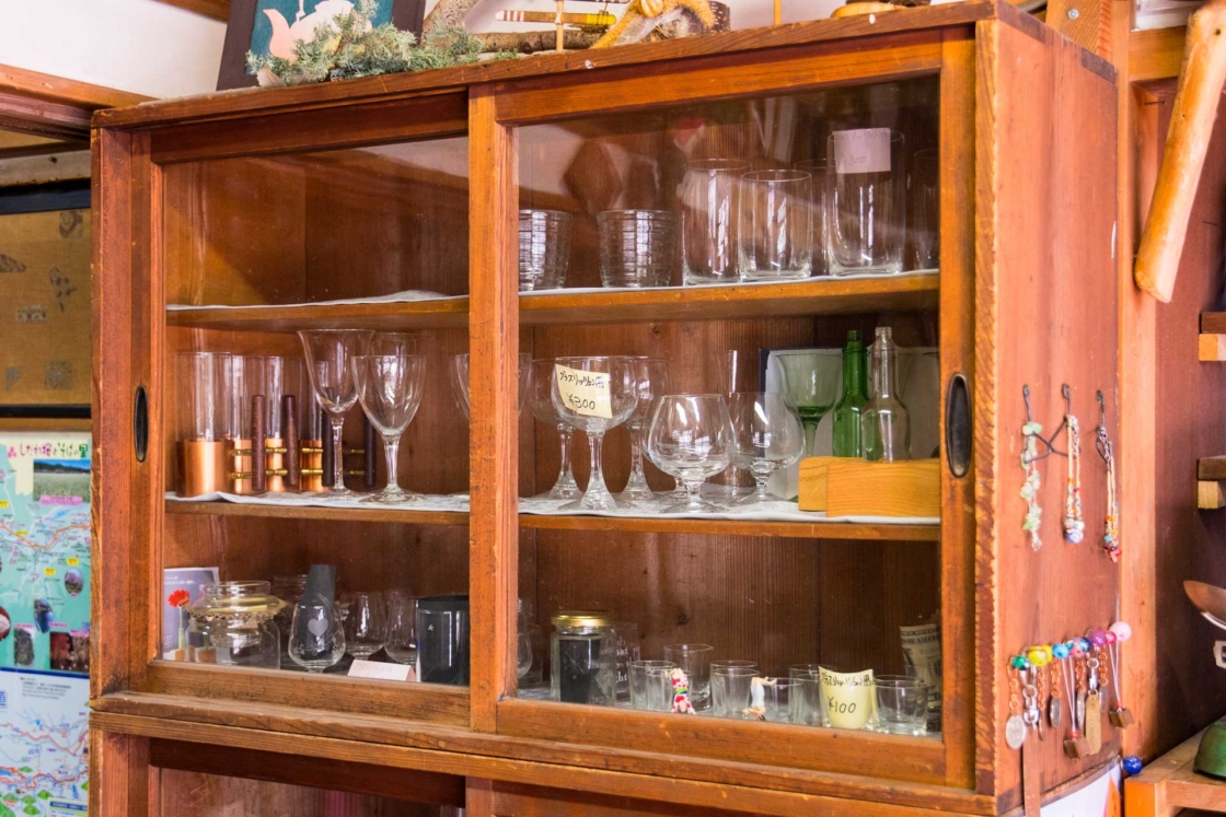 いたづら工作室室内:グラス棚