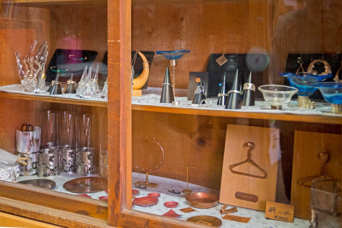 いたづら工作室室内:銀,銅、真鍮製品棚