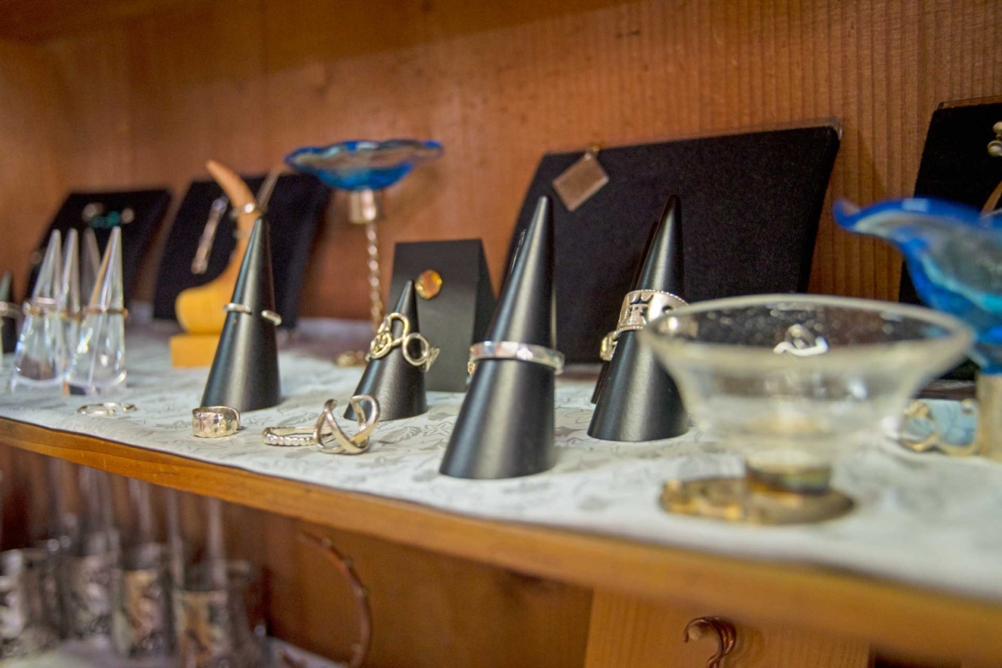 いたづら工作室室内:銀製品棚